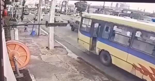 Diario HOY | Bus perdió una puerta en pleno viaje y golpeó a una mujer que se encontraba en la parada