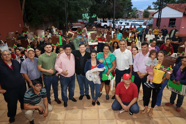 Emotiva jornada de entrega de títulos de propiedad en Tembiaporã, Caaguazú - .::Agencia IP::.