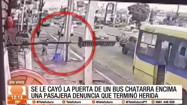 Se le cayó la puerta de un bus chatarra encima