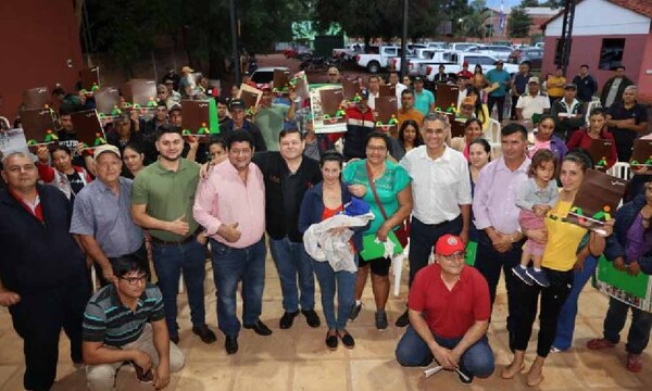 Emotiva jornada de entrega de títulos de propiedad en Tembiaporã – Prensa 5