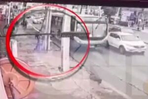Puerta de colectivo cae sobre pasajera en plena marcha en Asunción - SNT