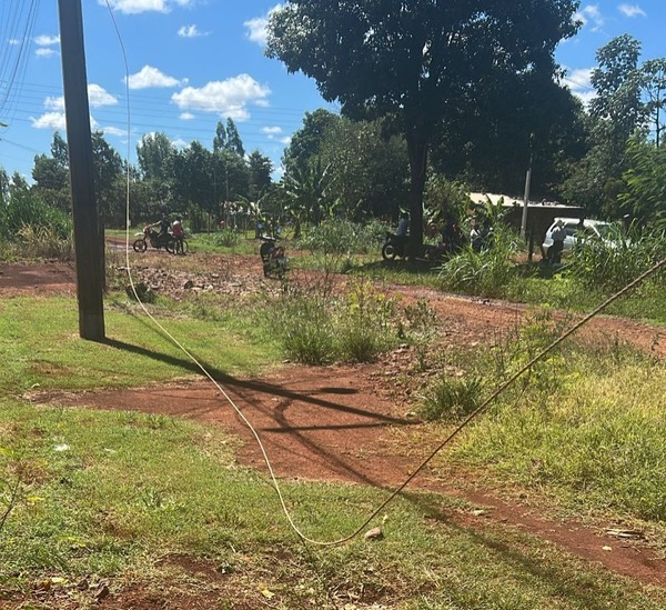 Un niño de cinco falleció electrocutado al tocar un cable suelto de la ANDE - trece