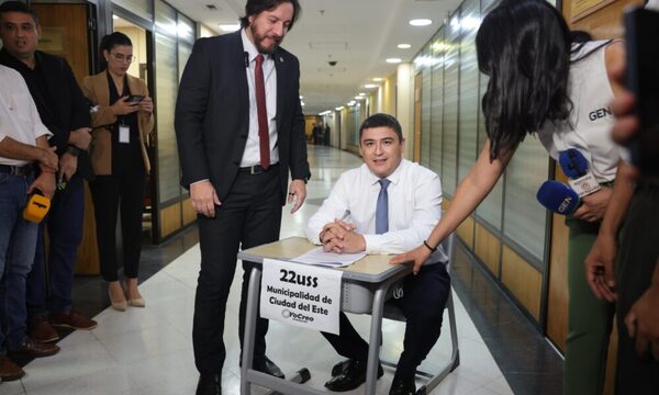 Senadores exponen pupitres similares pero más baratos que los adquiridos por Itaipú