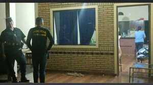 Falsos policías robaron dinero y celulares a tesorera de una comisión de padres