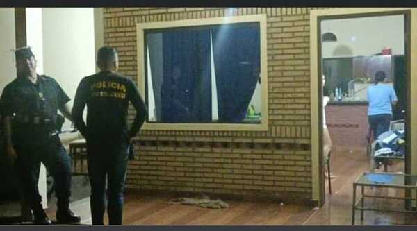 Falsos policías robaron dinero y celulares a tesorera de una comisión de padres