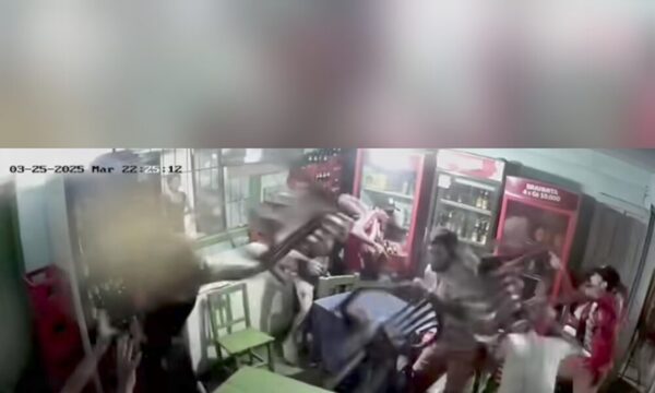 (VIDEO)¡Festejo albirrojo con sillazos y patadas!