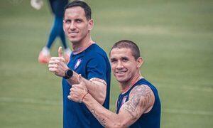 “Gatito”  y Velázquez se bajaron del avión y ya se fueron a entrenar con Cerro