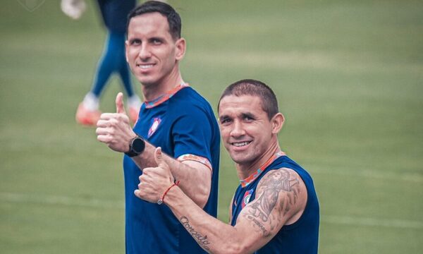 “Gatito” y Velázquez se bajaron del avión y ya se fueron a entrenar con Cerro