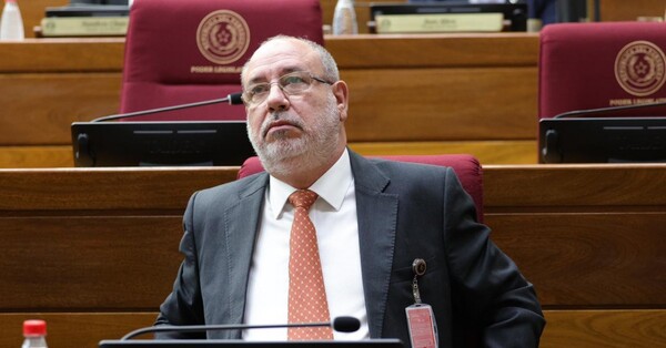 Zacarías Irún tuvo que pedirle una mano al intendente de O'Leary para armar los pupitres