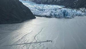 Un piloto y sus dos hijas pequeñas sobreviven a la noche en el ala de un avión tras estrellarse en un lago helado de Alaska