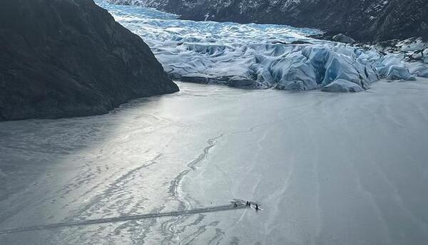 Un piloto y sus dos hijas pequeñas sobreviven a la noche en el ala de un avión tras estrellarse en un lago helado de Alaska