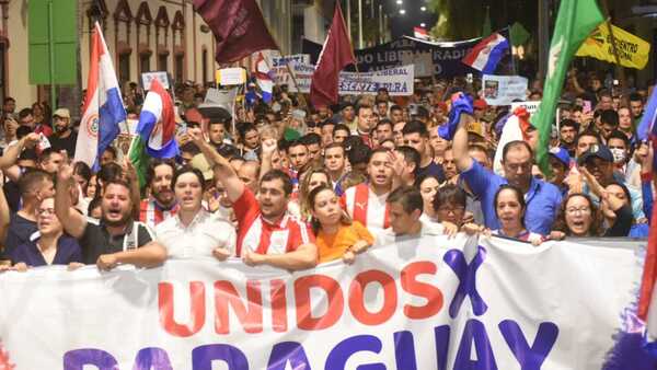 Opositores marchan "contra la corrupción, impunidad y falta de respuestas del Gobierno de Peña"