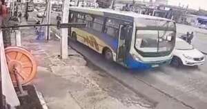 La Nación / Puerta de bus se cayó mientras estaba en marcha e hirió a una mujer en Asunción