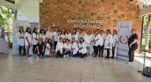 Mujeres concluyeron curso para confección industrial de lencería