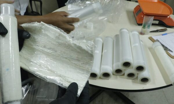 SENAD detecta drogas en un acordeón, rollos de papel film y bolsa térmica