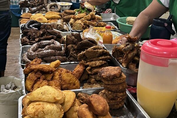 Feria de productores sigue siendo apreciada por la venta de comidas