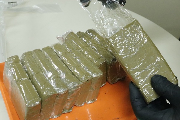 SENAD detecta drogas en un acordeón, rollos de papel film y bolsa térmica
