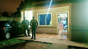 Delincuentes vestidos como policías asaltan vivienda y roban dinero y aparatos celulares - La Clave