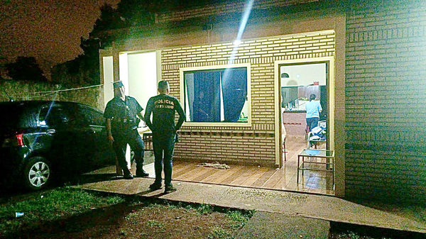 Delincuentes vestidos como policías asaltan vivienda y roban dinero y aparatos celulares - La Clave