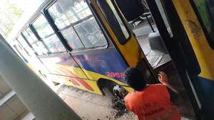 Viceministerio de Transporte sumaria a empresa La Limpeña por bus que perdió una puerta - Nacionales - ABC Color
