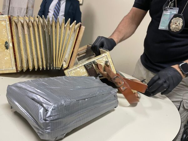 Narco-encomiendas: detectan drogas en acordeón, rollos de papel film y bolsa térmica - .::Agencia IP::.