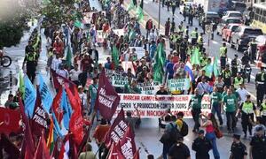Con reclamos históricos, campesinos comienzan a marchar por las calles de Asunción – Prensa 5