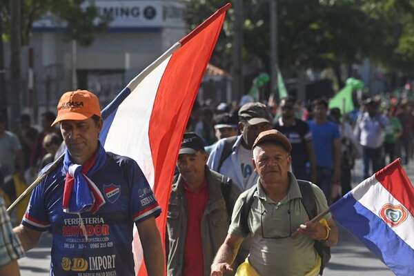 Marcha campesina llega a la Plaza de la Democracia - Política - ABC Color