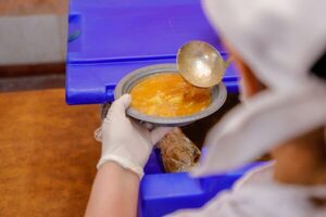 Lamentan que hayan sacado un plato con cerdo del menú para estudiantes - ADN Digital
