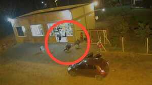 Video: Doña hizo correr a tiros a malevos que quisieron asaltar su negocio