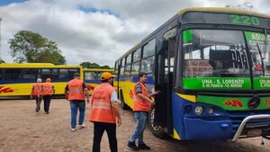 Sumarian a empresa de micro por desprendimiento de su puerta en plena marcha