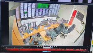 “Espejito, espejito”: mientras presos se fugaban, encargado de monitoreo se distraía con su reflejo - Policiales - ABC Color