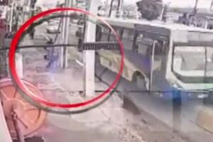Puerta de bus cae en plena avenida y hiere a una mujer en Asunción - SNT