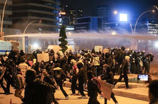 Gobierno de Erdogan redobla la presión contra la prensa que cubre ola de protestas - Mundo - ABC Color