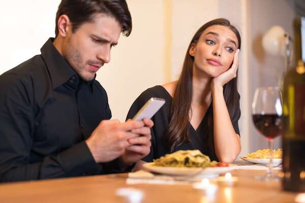 ¿Qué es el “phubbing”?: así afecta la intimidad en las parejas - Sexualidad - ABC Color