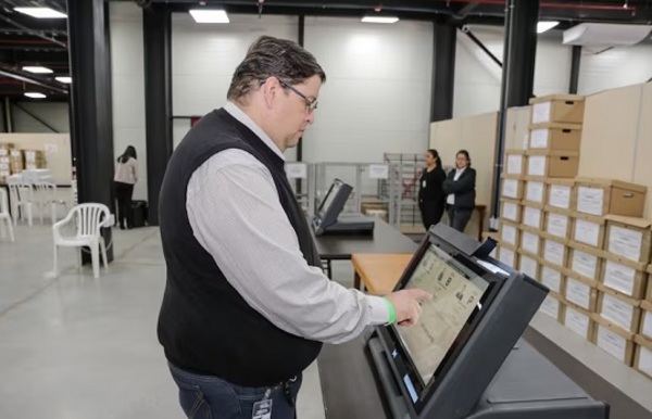Suspenden licitación de máquinas de votación del TSJE