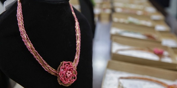 Exportando Sueños: Joyas de artesanas de Cateura van al mercado de Perú • PARAGUAY TV