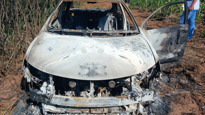 Hallan incinerado el vehículo de la mujer que fue baleada en Yasy Cañy - Noticiero Paraguay