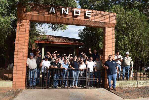 Funcionarios de ANDE suspenden atención a usuarios por la falta de apoyo de la administración central - Nacionales - ABC Color