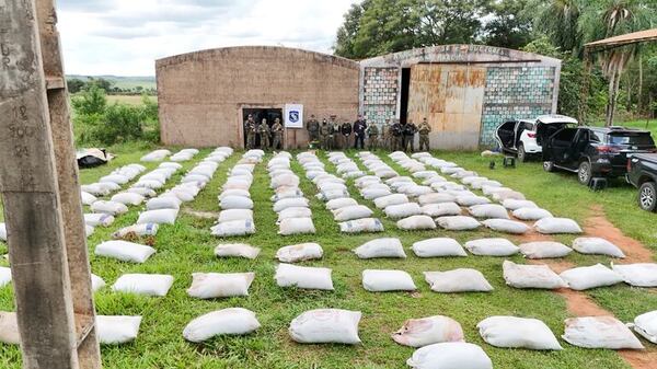 Queman cinco toneladas de marihuana de Macho en un operativo en Maracaná  - Policiales - ABC Color