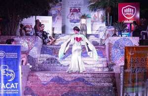 Colorido desfile de moda para festejar el mes aniversario de Encarnación - Nacionales - ABC Color