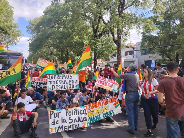 Campesinos e indígenas marchan en Asunción exigiendo reforma agraria y asistencia al campo