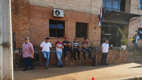 Pobladores de Paso Yobái piden liberación de yerbatero con manifestación frente a la Fiscalía