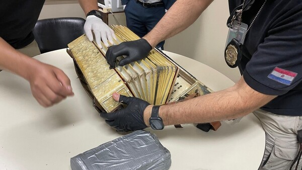 Hallan cocaína y marihuana en acordeón, rollos de papel film y bolsa térmica