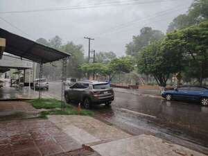 Intensa lluvia con gran actividad eléctrica se hace presente en Itapúa - Clima - ABC Color