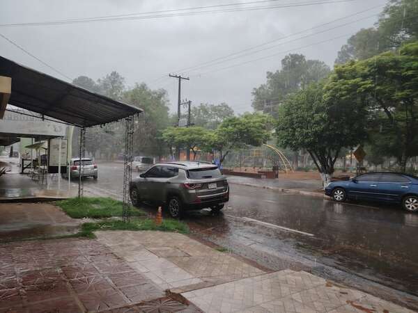 Intensa lluvia con gran actividad eléctrica se hace presente en Itapúa - Clima - ABC Color