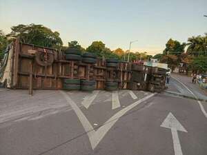 Caacupé: otro vuelco de camión en la rotonda causó susto y daños materiales - Nacionales - ABC Color