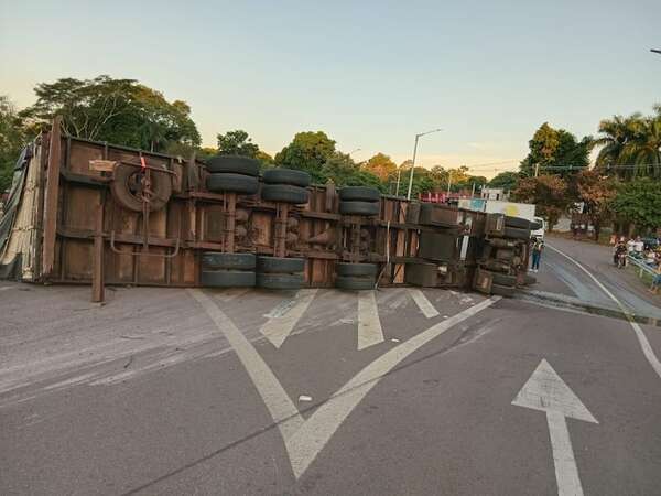 Caacupé: otro vuelco de camión en la rotonda causó susto y daños materiales - Nacionales - ABC Color
