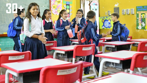 A pesar de las inclemencias climáticas, avanzan con la distribución de muebles en las escuelas - trece