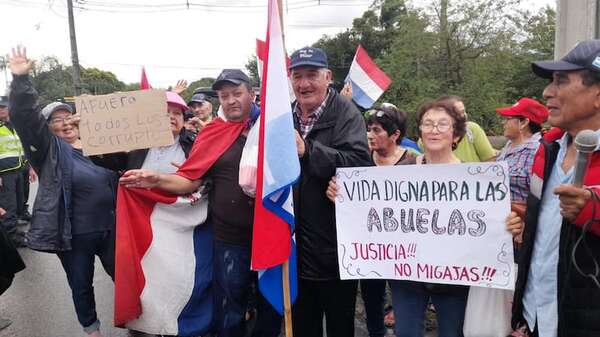 Adultos mayores protestan bajo la lluvia en Pilar exigiendo atención del Gobierno - Nacionales - ABC Color