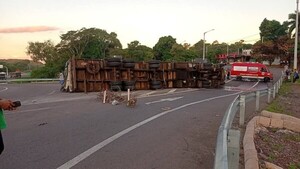 Camión de gran porte vuelca y queda con daños materiales en Caacupé